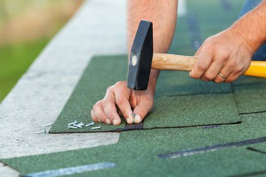 Comparing common colors for asphalt shingles: what is best for your home?