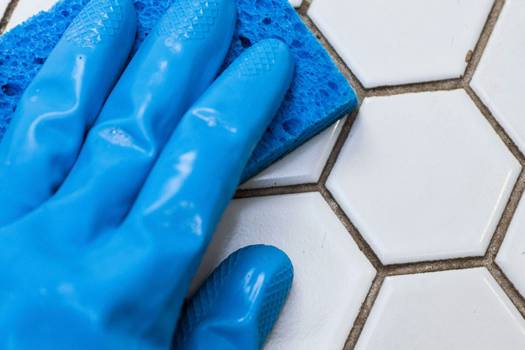 5 Household Solutions for Cleaning Grout
