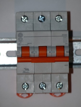 Challenger vs GE circuit breakers. Shown here is GE 3-pole circuit breaker by Dmitry G on Commons.Wikimedia.org.